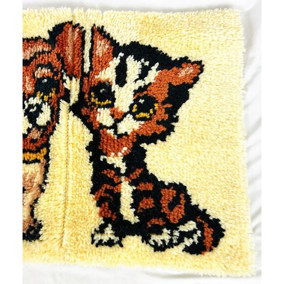 Vtg Completed Latch Hook Rug / Wall Hanging Dog Puppy Cat Kitten 26” x 19” - Picture 3 of 5